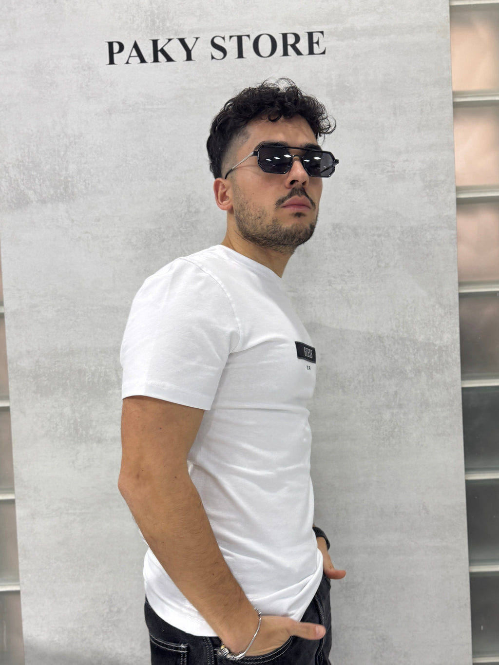 T-Shirt Uomo Bianca Guess Logo Frontale