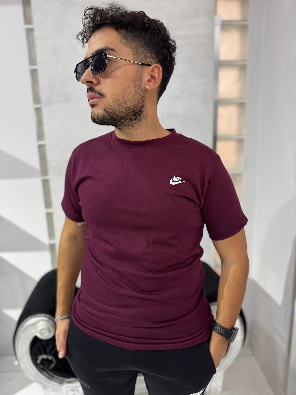 Nike T-Shirt Slim Fit Bordeaux