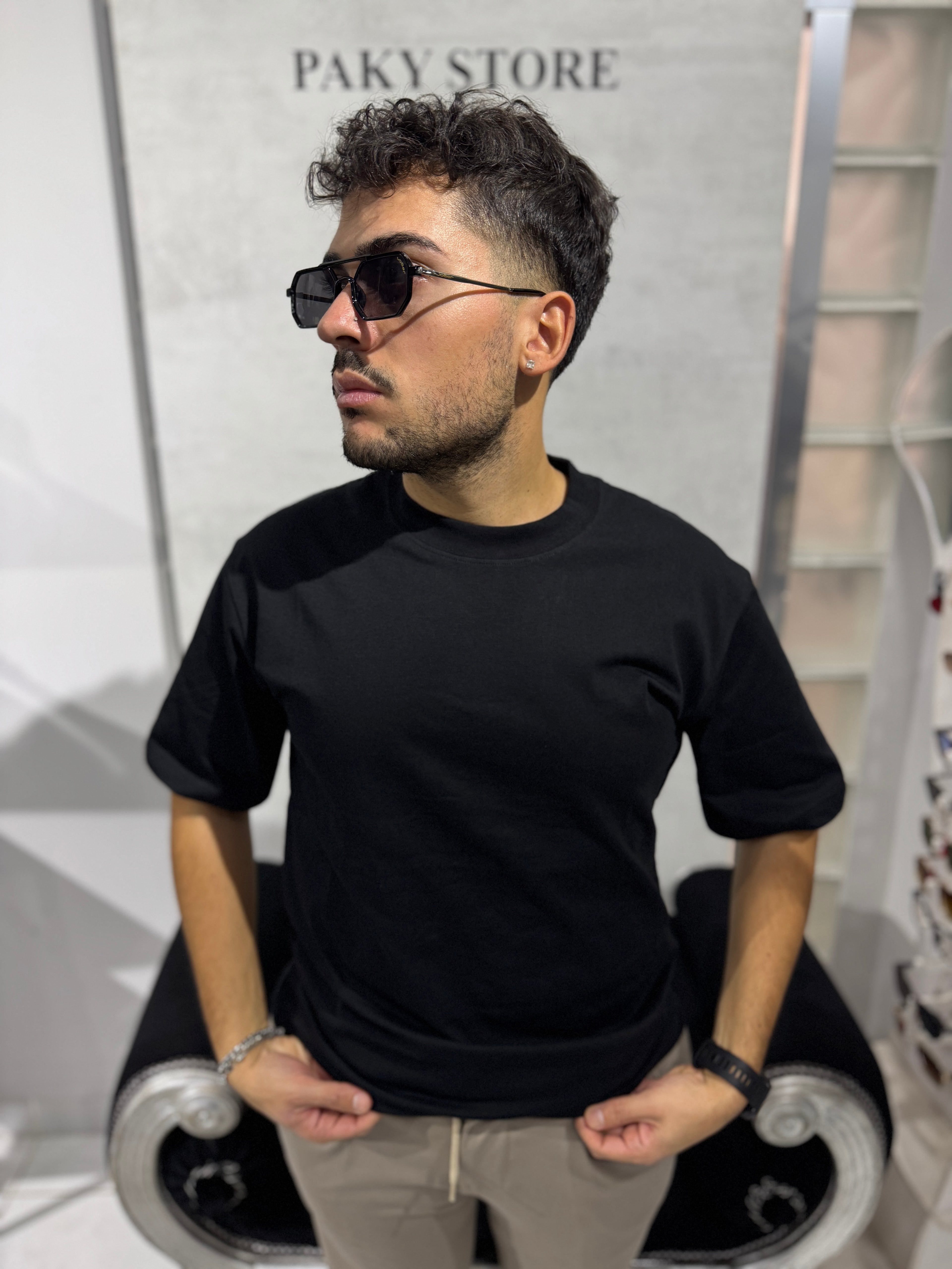T-Shirt Oversize Nera Uomo – Streetwear Basic Premium